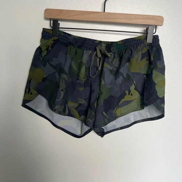 Old Navy Go Dry Mid-Rise Dolphin Hem Run Shorts For Women Dot Camo - Picture 4 of 8